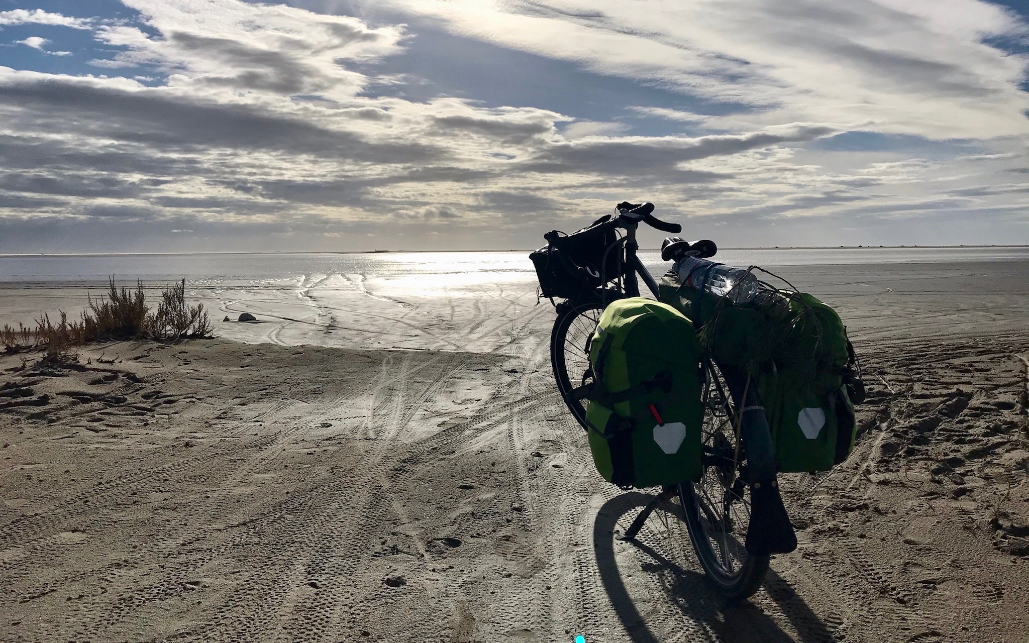 Vélo de voyage arrivant sur la plage des Saintes Marie de la Mer