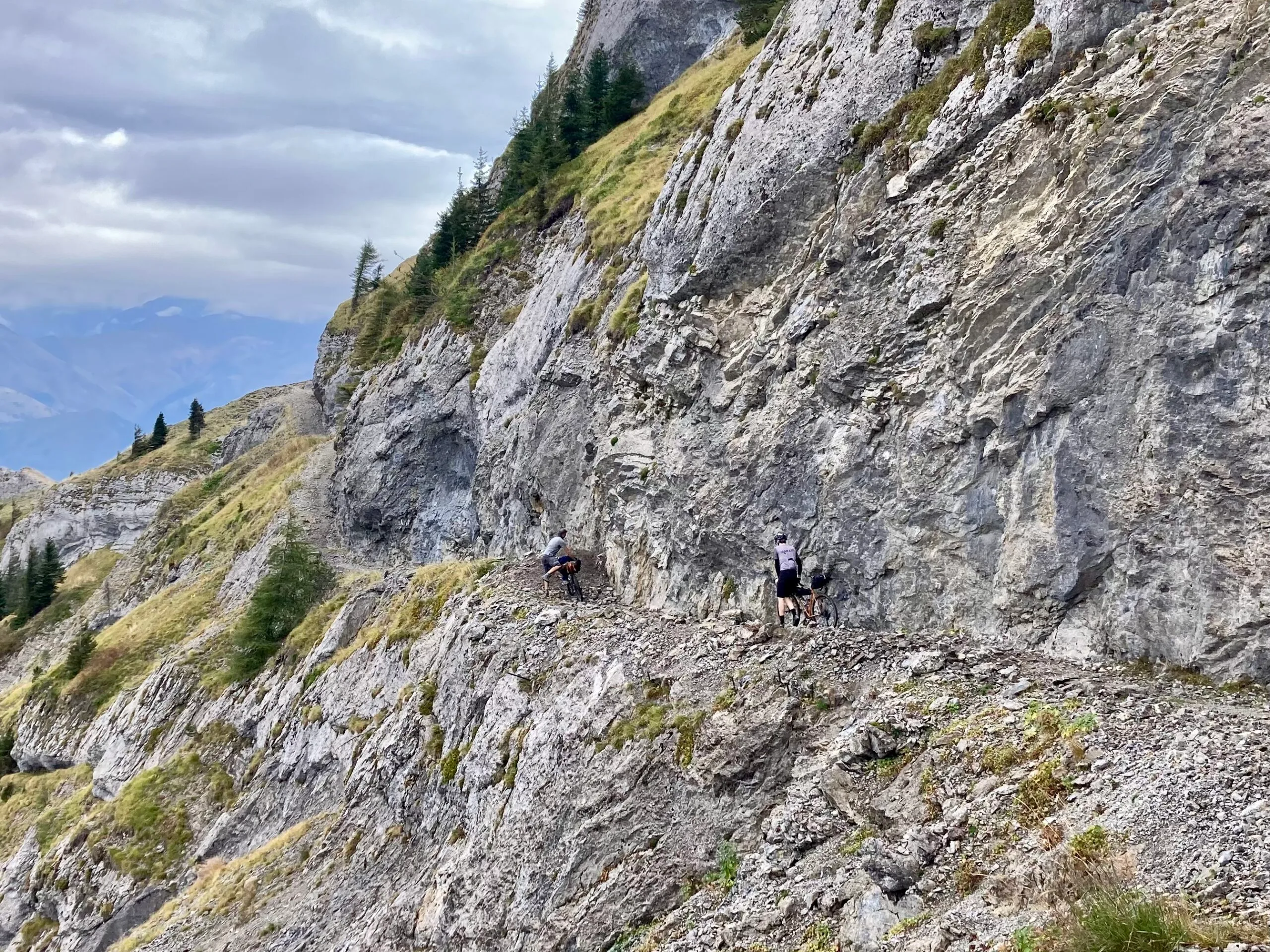 Cyclistes gravel sur un chemin en Balcon dans la face Nord du l'Obiou