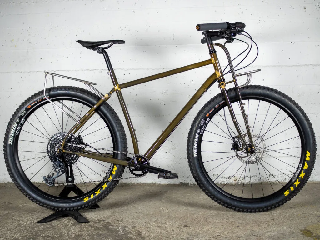 Vélo de voyage tout terrain en roue de 27,5x3,0" avec fourche truss et