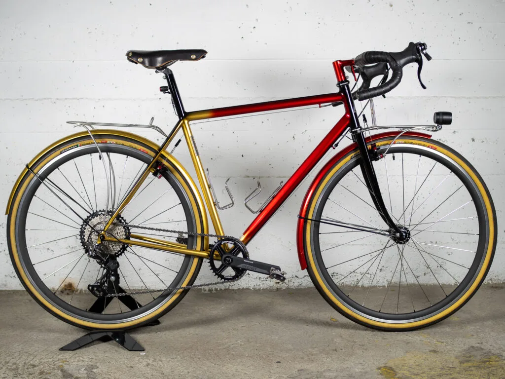 Randonneuse légère des 40 ans. Cadre en acier soudobrasé, porte bagage sur mesure en inox, roues de 700c, freins cantilevers et transmission mono plateau Shimano XTR