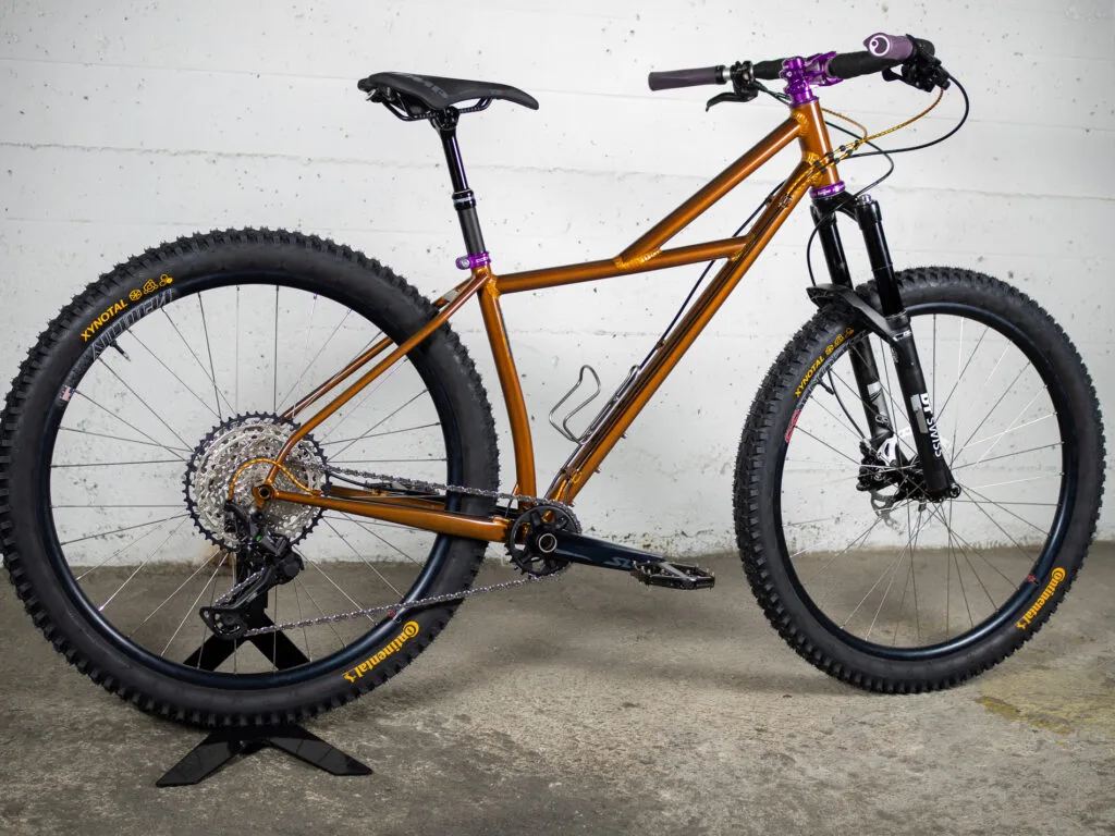 VTT semi rigde avec cadre killer-v et vernis transparent doré
