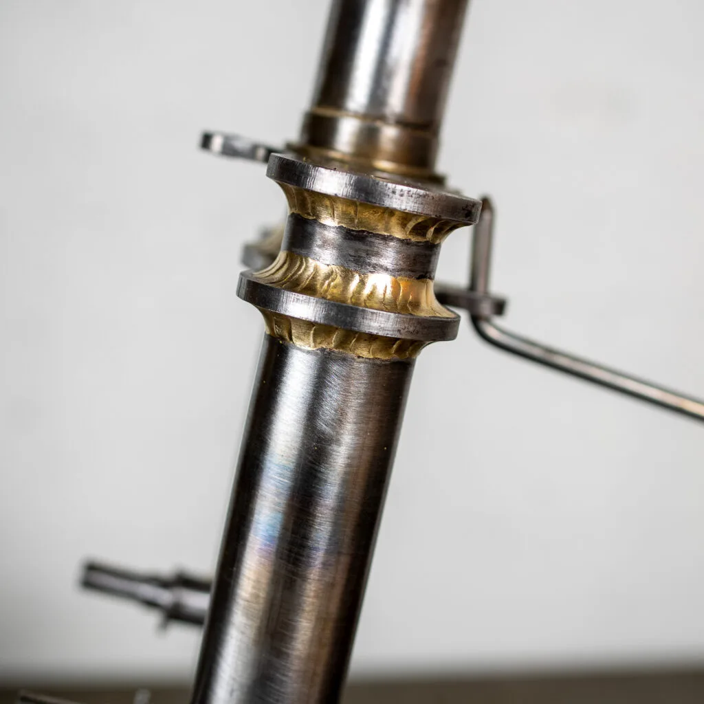 Détail des brasures de la tête de fourche à plaquettes