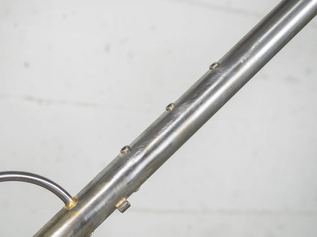 3 inserts sur le tube diagonal pouyr l'installation d'un cage de bikepacking