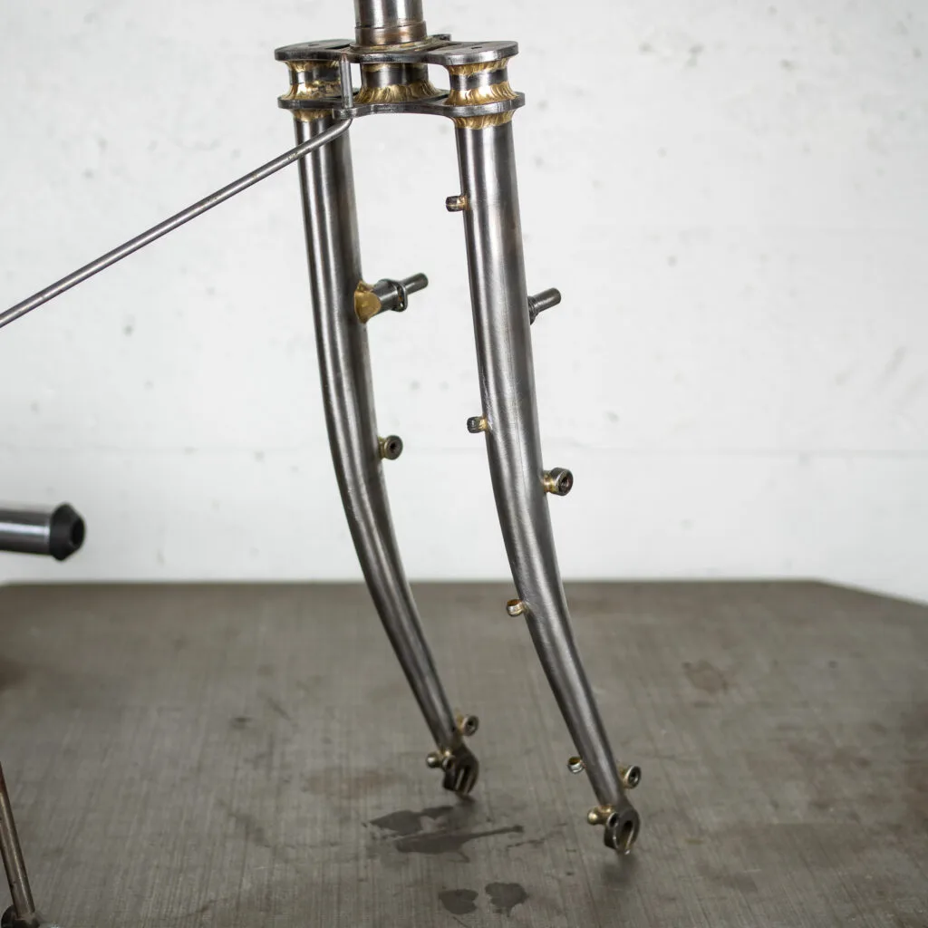 Fourche avec passage de câble pour la dynamo