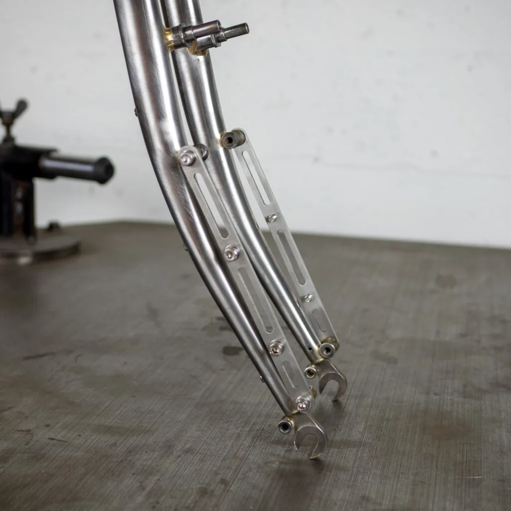 Fourche et support de cage qui transforme les oeillets de porte bagage surbaissé.