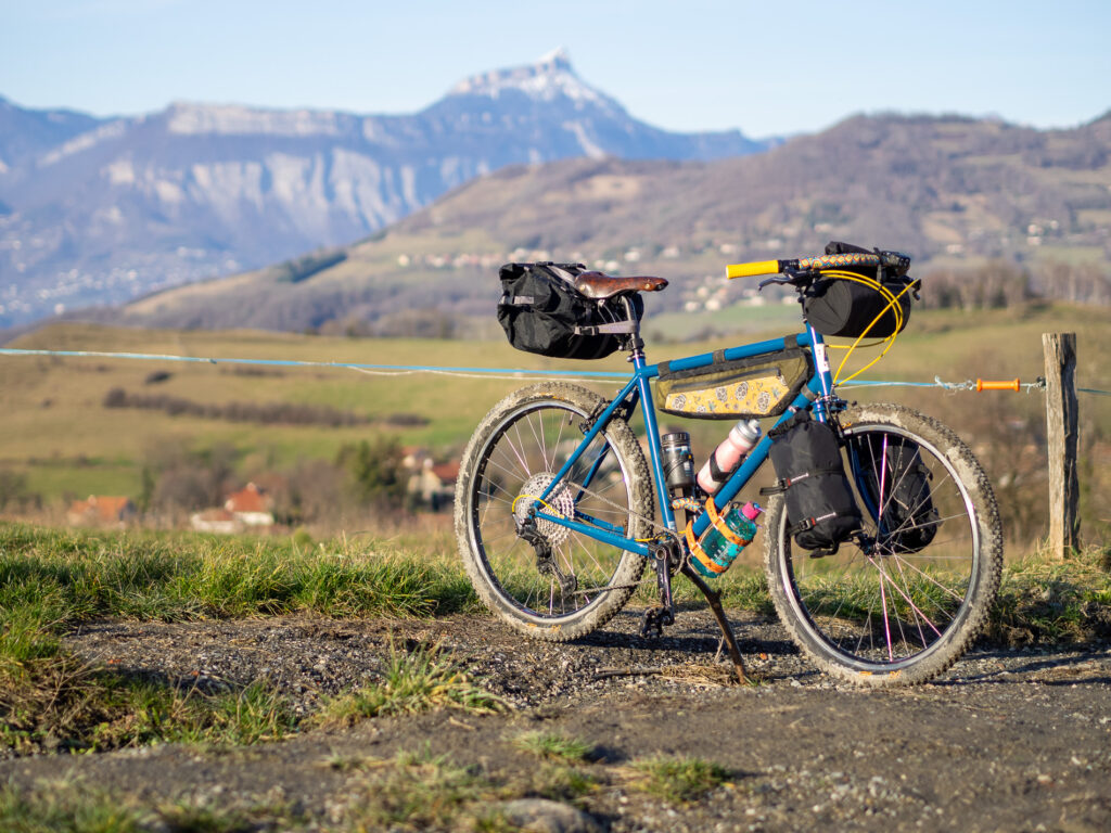 ADN équipé en bikepacking sur fond de Massif de Chartreuse