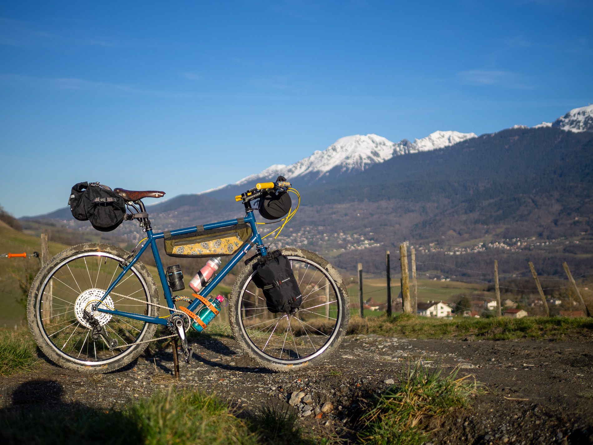 ADN équipé en bikepacking devant le massif de Belledonne