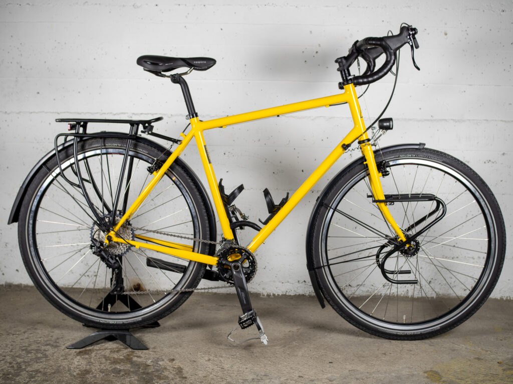 Vélo de voyage jaune à frein su jante en roue de 700C