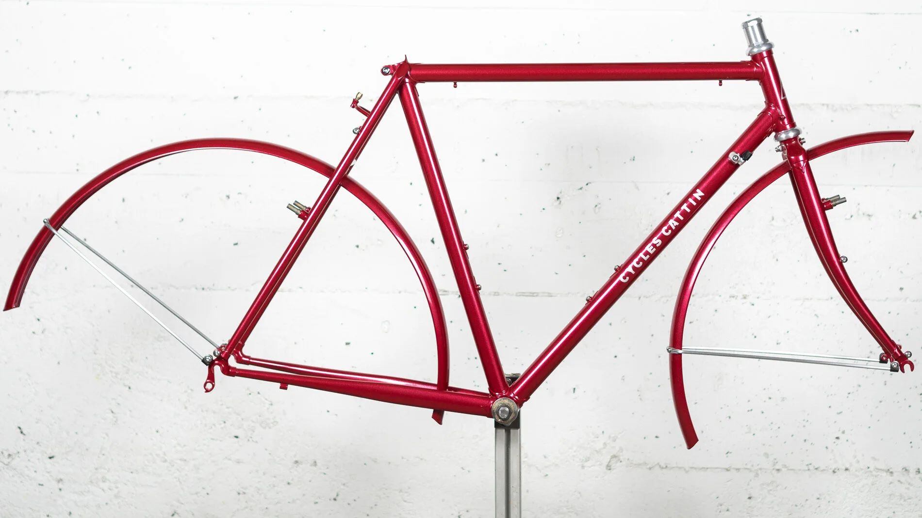 Cadre, fourche et garde boue d'un vélo vintage Cattin La Belle Epoque. Couleur rouge carmin métallisé