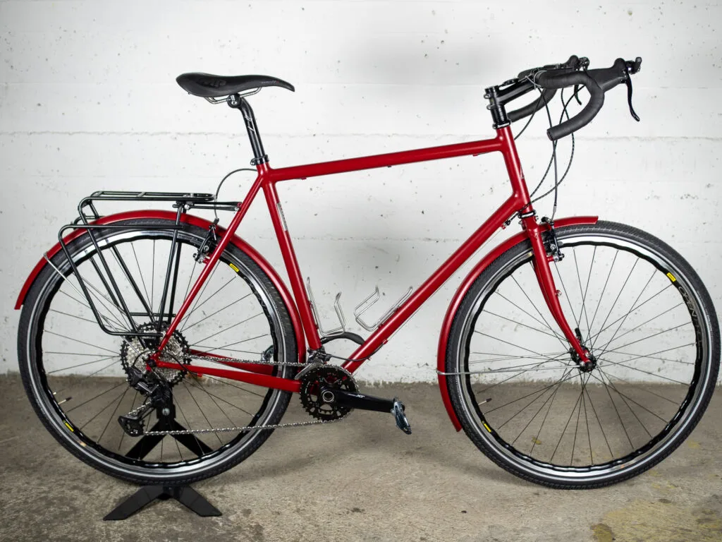 Randonneuse rouge carmin à freins sur jante et gudion gravel