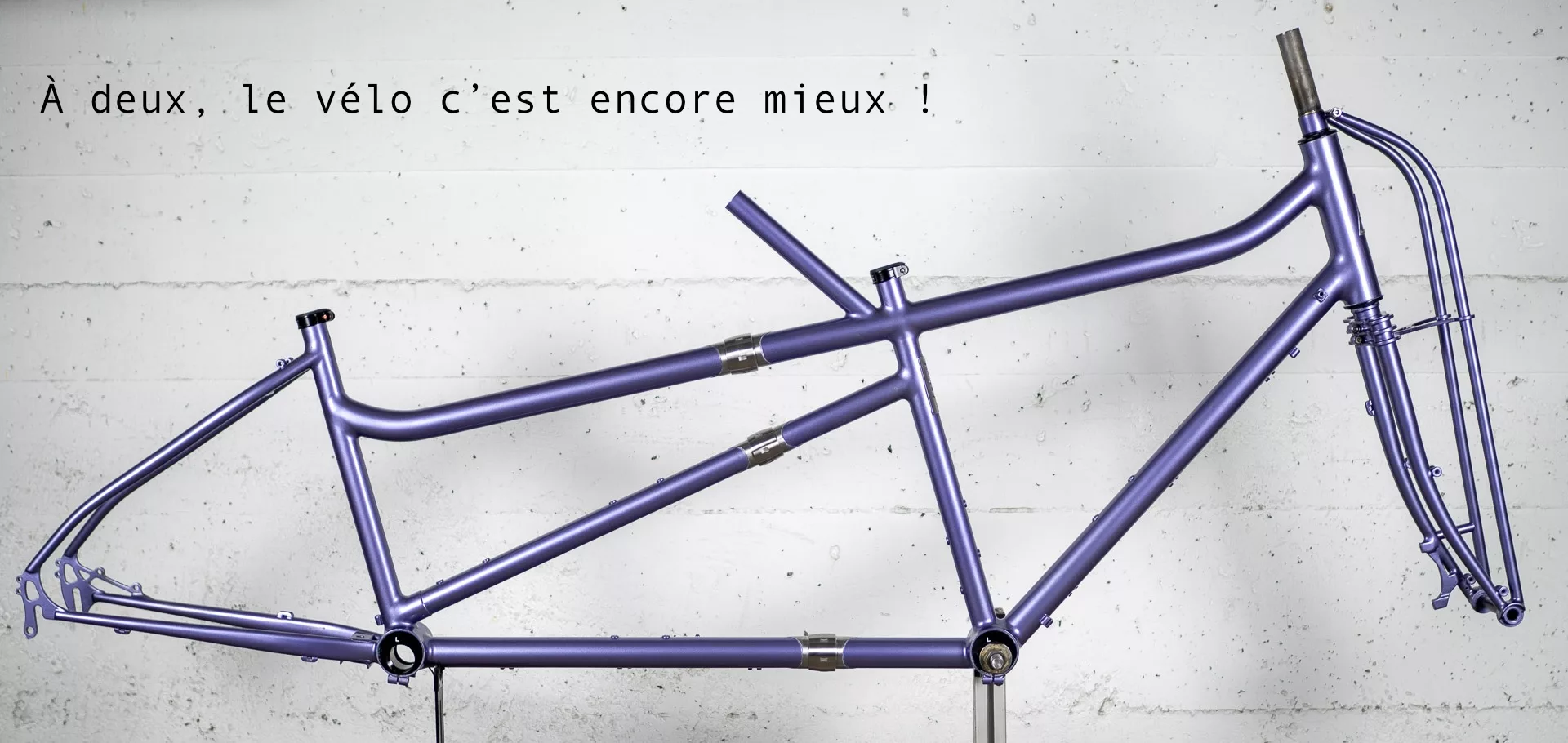 Cadre de tandem sur mesure avec fourche truss et coupleurs pour séparer le tandem en 2 parties