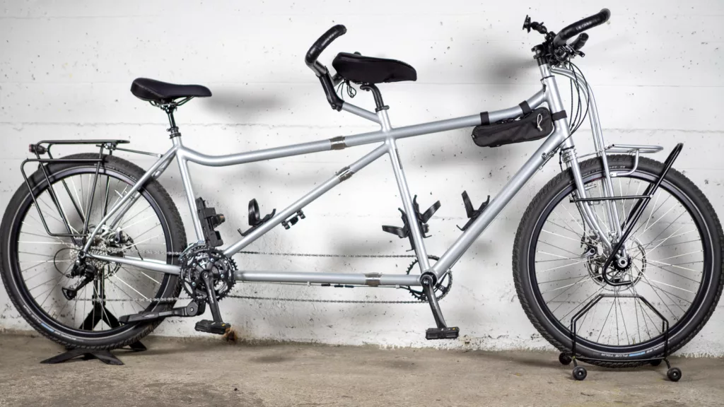 Tandem de voyage avec coupleurs et fourche truss