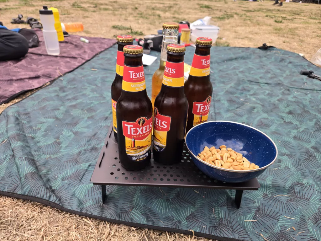 Table de bivouac pliante MKS Sylvanworks et bière de la brasserie Texel à Texel.