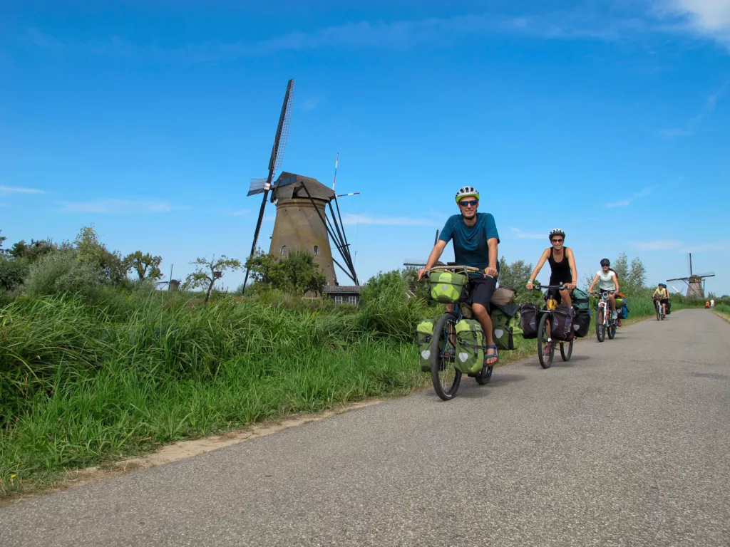 Au milieu des moulins, le long d'un canal à -10 m d'altitude, le dépaysement total pour les Cycles Cattin !