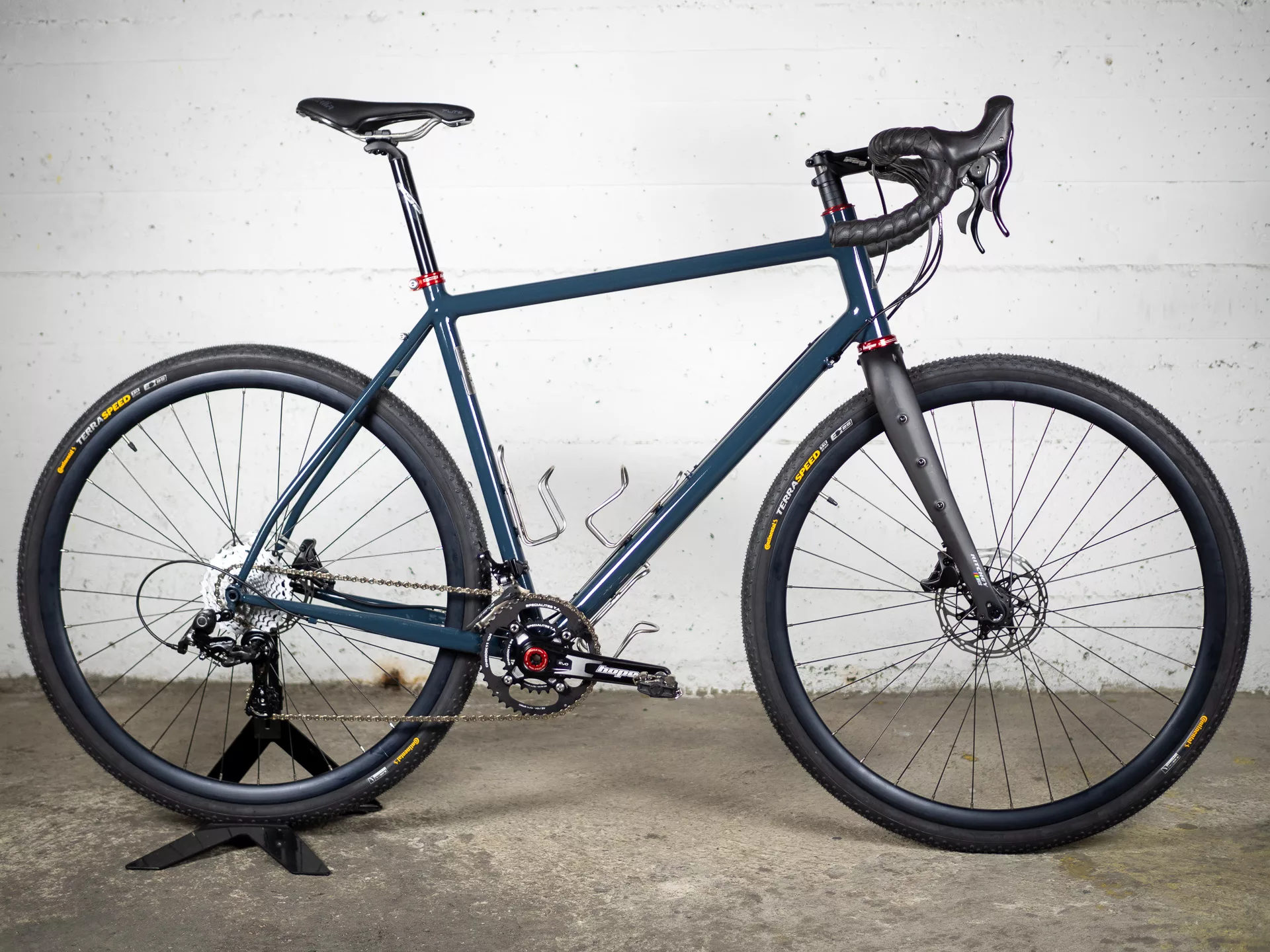Une version de notre gravel avec une fourche carbone et une transmission sur mesure Campagnolo/Hope