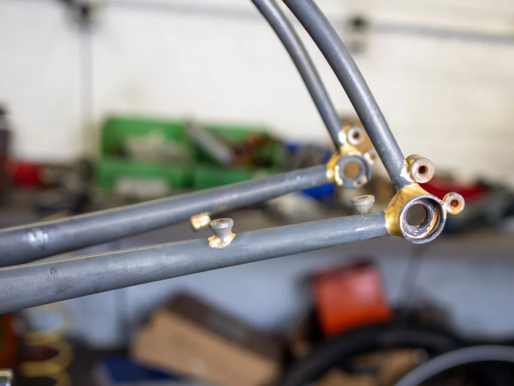 Détail des brasures du triangle arrière avec la fixation flatmount et les pattes pour axe traversant 12 mm